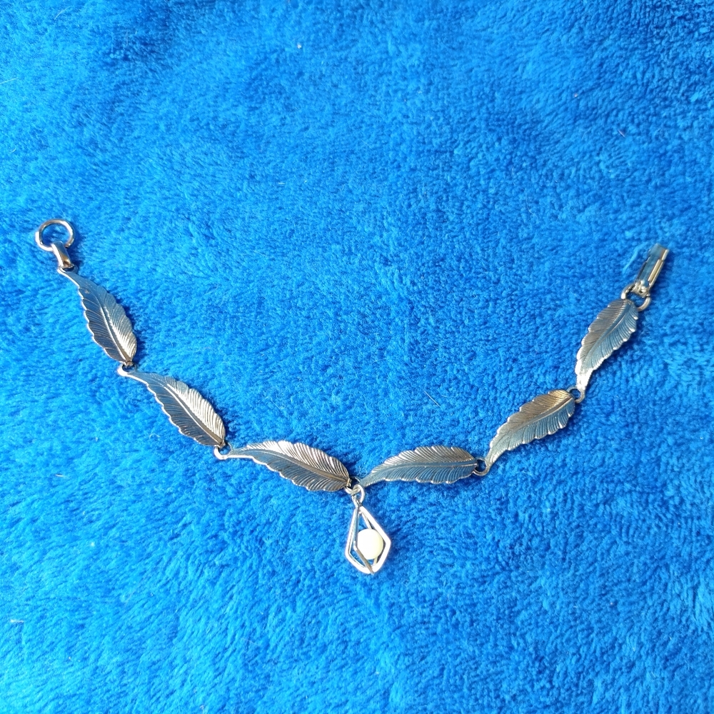 Feather Link Silver Toned Metal Delicate Caged Faux Pearl Charm 7" Bracelet
